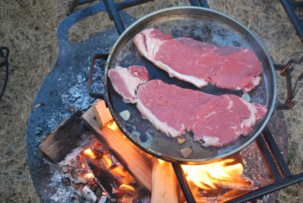 ステーキを焼くなら鉄板だ キャンプの肉焼きにオススメのテッパン フライパン Have A Good Camp
