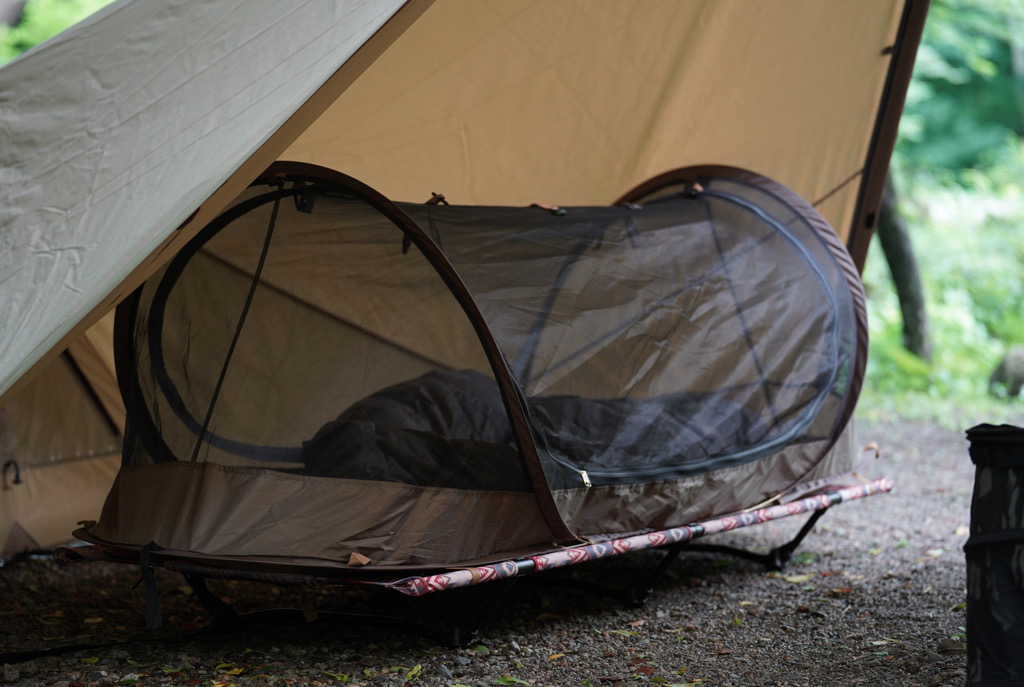 虫が多い季節のキャンプでも安眠できるポップアップシェルターテント 