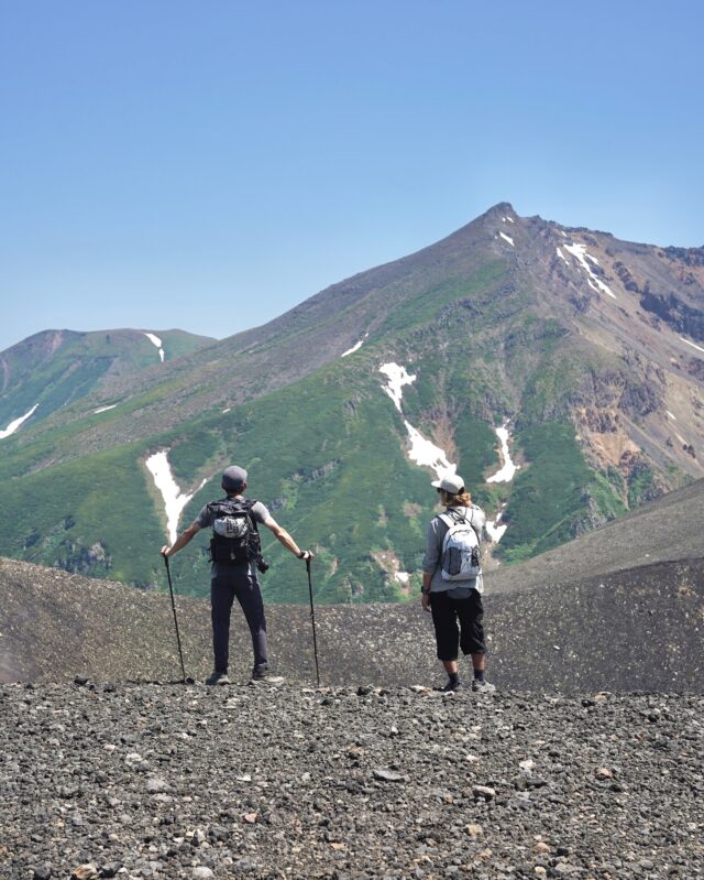 旭岳の翌日、北海道登山二座目は十勝岳へ  前日とは打って変わって 快晴で最高やんけな山歩き  ゴツゴツと岩がむき出しになった山肌 立ち昇る噴煙 どこまでも続く稜線  雄大さと勇ましさを感じる眺めでした  #十勝岳 #日本百名山 #アウトドア #山歩き #登山 #ハイキング #風景 #haveagoodcamp #lifeoverground