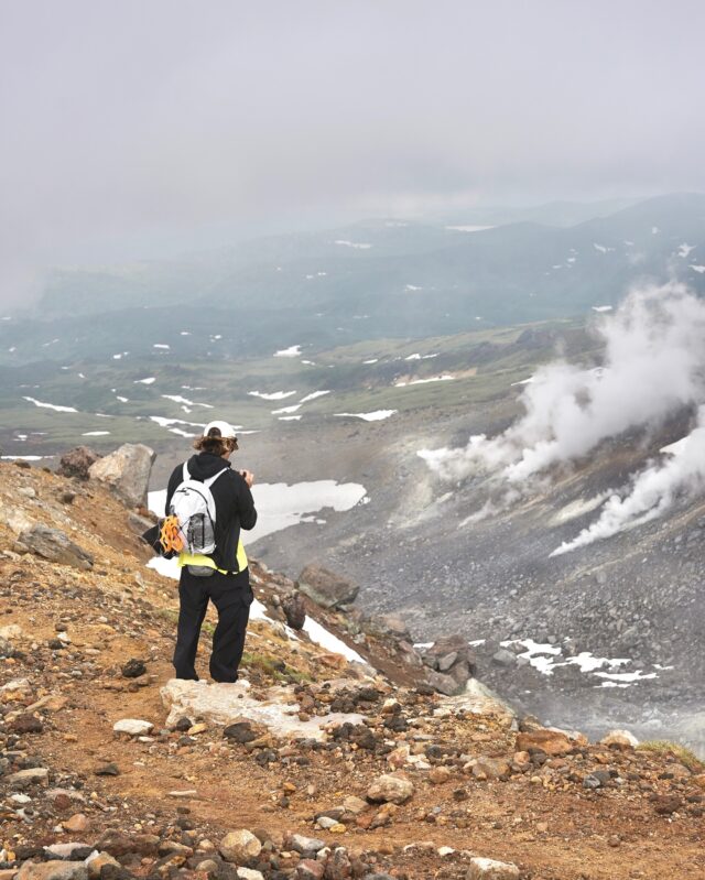 地元・北海道初の百名山は旭岳でした  15年ぐらい前にも帰省した時に観光で乗った旭岳ロープウェイ その時もガスガスで何も見えなかったけど 今回もガッスガスの爆風でした  でも下りでロープウェイ周りは少し見れたし 山頂でスイスとアメリカからの旅人と交流したり なんか楽しかった旅の登山  #旭岳 #日本百名山 #アウトドア #山歩き #登山 #ハイキング #風景 #haveagoodcamp #lifeoverground