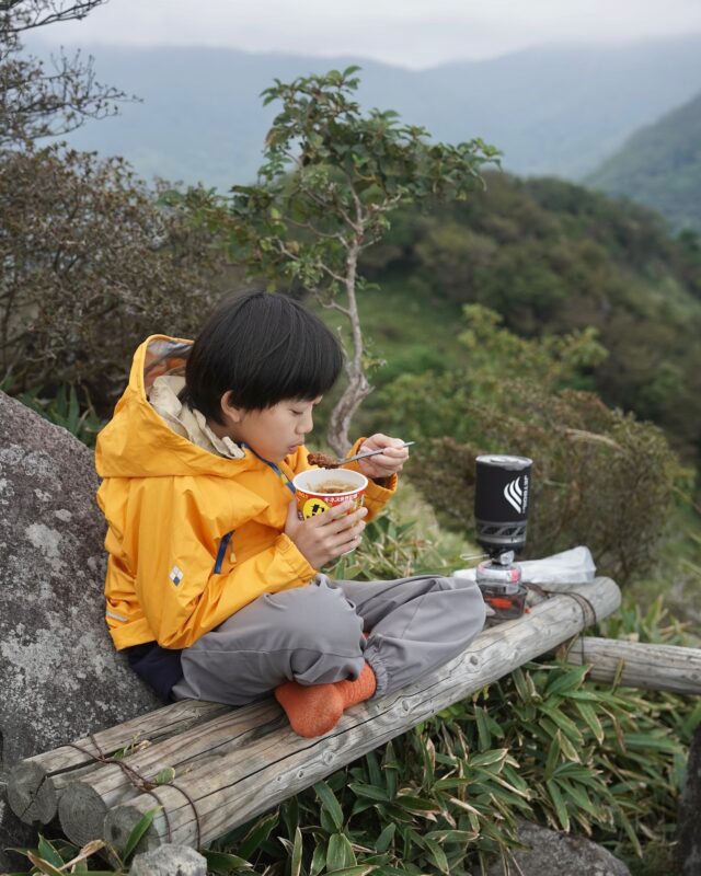 山の上でカレーメシを食べたい という息子氏のささやかすぎる願いを叶えるために山へ  すぐダレる息子でも登れそうな赤城山へ行こうと思ったけど 近づくに連れてあたりは霧に包まれてきたので まだちょっとは眺望がありそうな手前の鍋割山にチェンジ  せっかく山頂でごはん食べるのに景色見えなかったら また行きたいってならんからね  まぁ景色見えてもならんけど  #山頂ごはん #アウトドア #山歩き #登山 #風景 #haveagoodcamp #lifeoverground