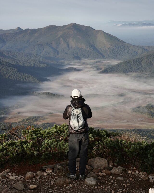 尾瀬ヶ原を抜けて燧ヶ岳へ  登りのほとんどは真っ暗で ぬかるんで荒れた道にへこたれそうになったけど 山頂からの景色は最高すぎた〜  読めなかった山頂の名前は「しばやすぐら」  #燧ヶ岳 #尾瀬 #山歩き #登山 #風景 #haveagoodcamp #lifeoverground